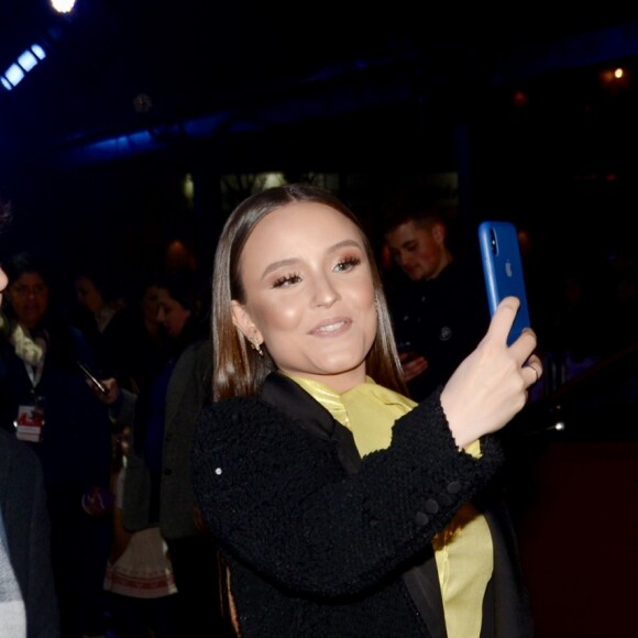 Larissa Manoela faz selfie com fã tapete vermelho do 47º Festival de Cinema de Gramado 2019