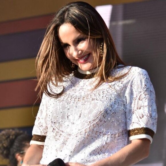 Claudia Leitte deixa maternidade em Miami, nos Estados Unidos