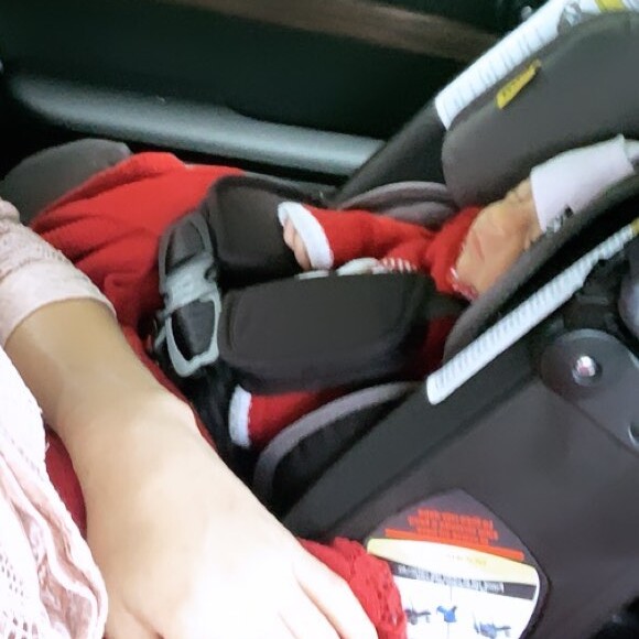 Claudia Leitte mostra parte do rostinho e look estiloso da filha, Bela, ao sair da maternidade