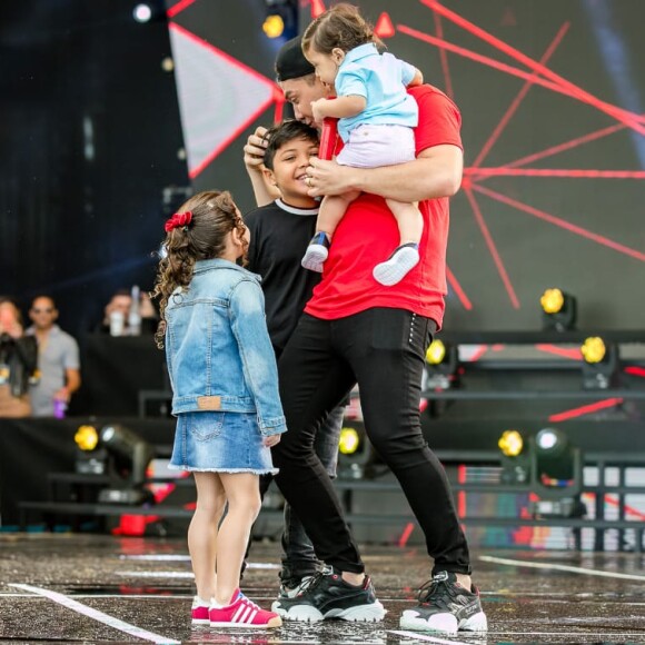 Filhos de Wesley Safadão, Yhudy, de 8 anos, Ysis, de 5 anos, e Dom, de 11 meses, roubam a cena em show do pai