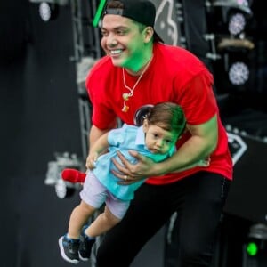 Wesley Safadão brinca com o filho caçula, Dom, de 11 meses, durante pausa no show