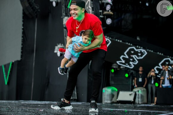 Wesley Safadão brinca com o filho caçula, Dom, de 11 meses, durante pausa no show