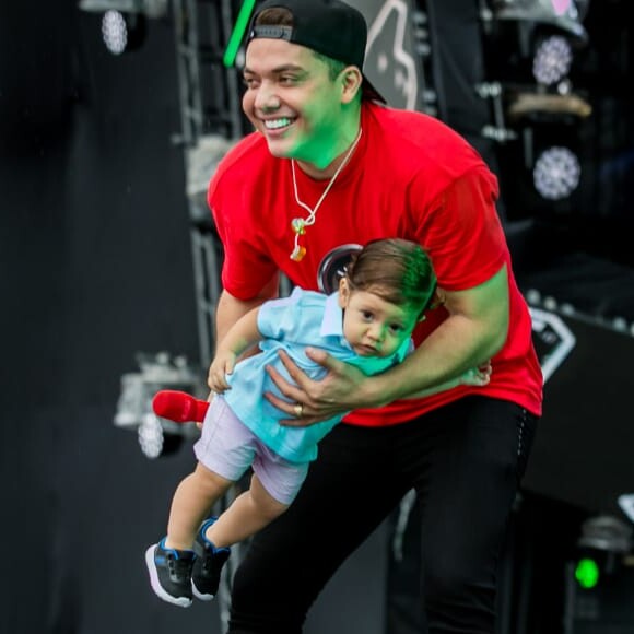 Wesley Safadão brinca com o filho caçula, Dom, de 11 meses, durante pausa no show