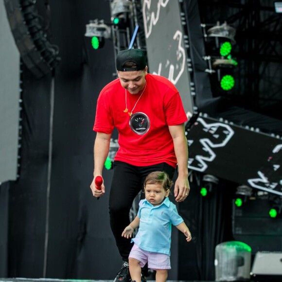 Wesley Safadão observa o filho caçula, Dom, dando alguns passos no palco