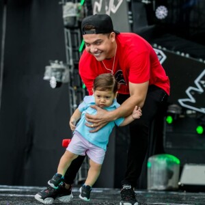 Wesley Safadão segurou o filho caçula, Dom, após mostrar que estava empolgado em cima do palco. O menino, é claro, encantou a plateia!