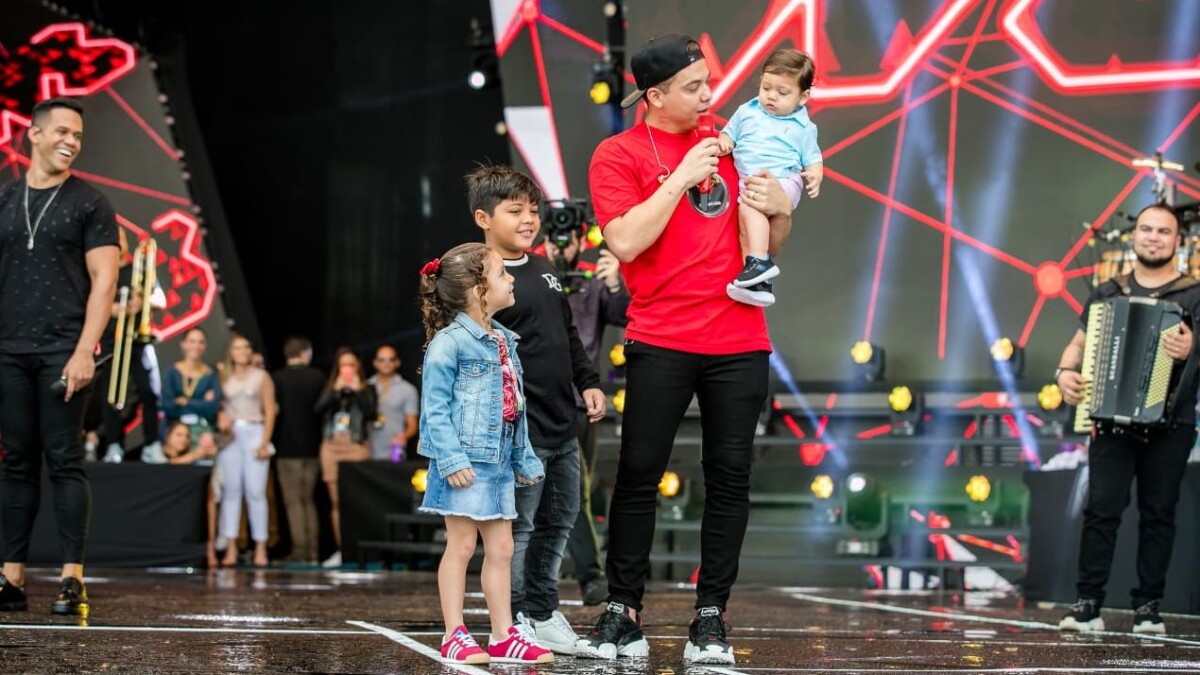 Wesley Safadão faz show e os três filhos assistem do palco