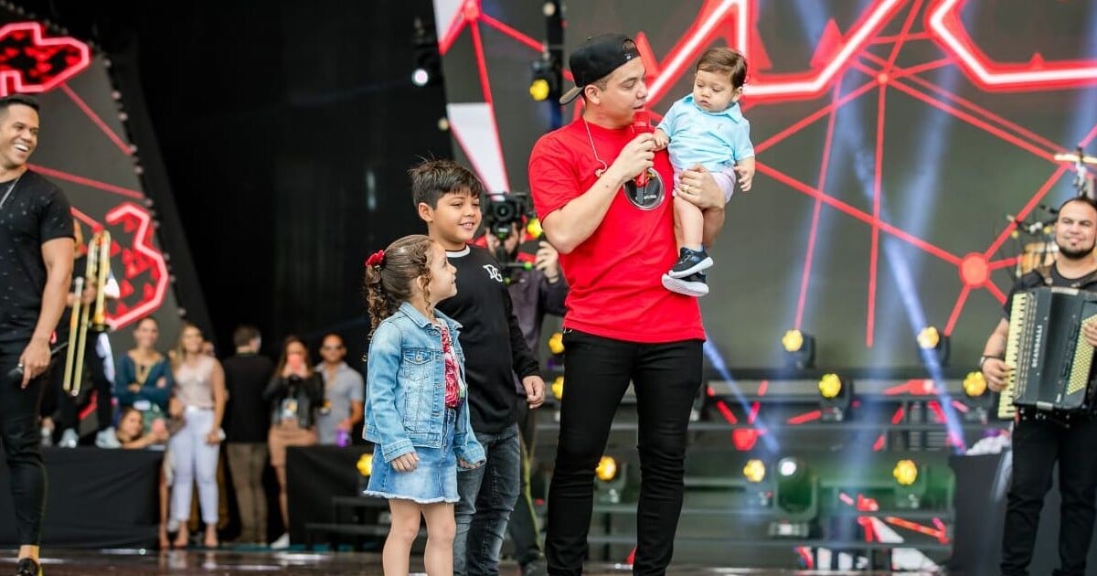 Wesley Safadão faz show e os três filhos assistem do palco