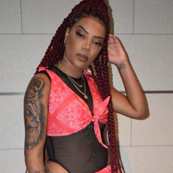 Ludmilla levou bolada no rosto durante apresentação do hit 'Cheguei' em show