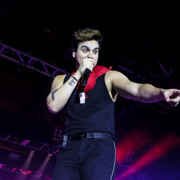 Luan Santana é atingido por sutiã, cheira e veste peça íntima em show