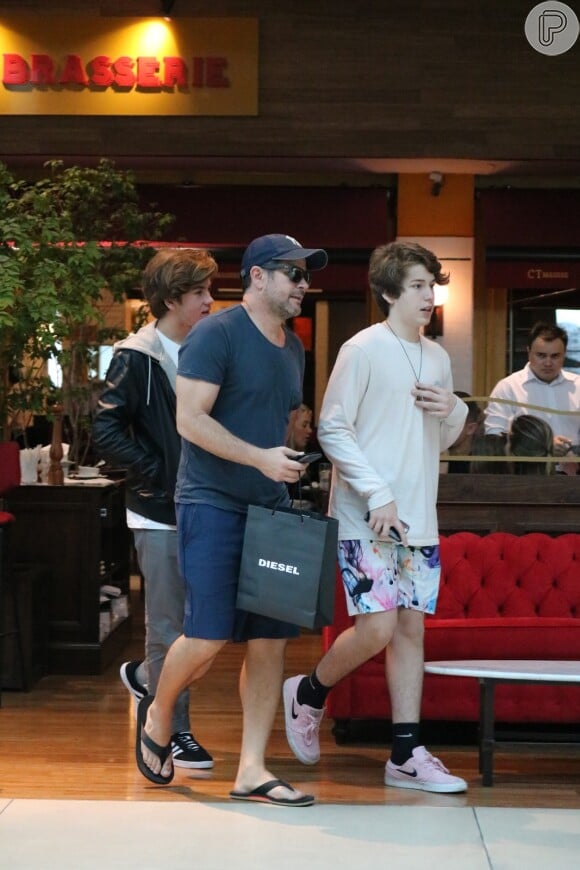 Filho de Murilo Benício e Giovanna Antonelli, Pietro passeou em shopping do Rio com o pai em tarde de compras em loja italiana e almoço em restaurante