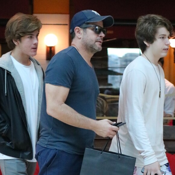 Murilo Benício teve tarde de compras ao lado do filho caçula, Pietro, neste domingo, 25 de agosto de 2019