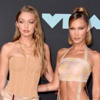 DNA fashionista: irmãs, Gigi e Bella Hadid combinam looks nude no VMA. Fotos!