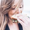 Compulsão alimentar: não confundir fome com sede é umas das dicas da nutricionista para diminuir o distúrbio