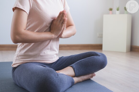 Compulsão alimentar: meditação e mindfulness são algumas das técnicas aconselhadas por nutricionistas para evitar o distúrbio