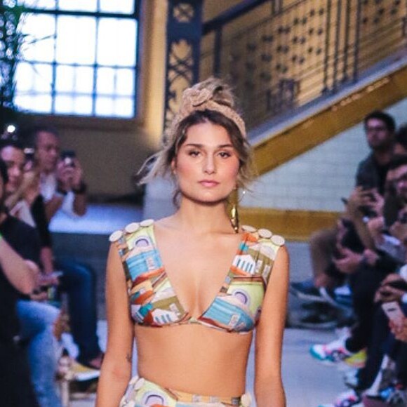 Sasha Meneghel usou biquíni em desfile no Mercado Municipal de São Paulo para a grife Água de Coco
