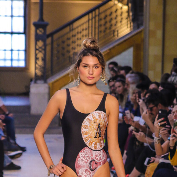 Sasha Meneghel foi uma das estrelas em desfile no Mercado Municipal de São Paulo para a grife Água de Coco