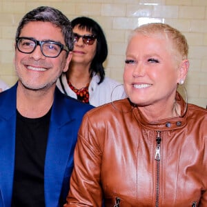 Xuxa Meneghel teve a companhia do namorado, Junno Andrade, em desfile da filha, Sasha no Mercado Municipal de São Paulo para a grife Água de Coco