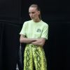A calça em couro com animal print de fundo neon une diversas tendências em um só look