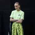 A calça em couro com animal print de fundo neon une diversas tendências em um só look
