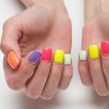 Unhas coloridas: a técnica da meia-lua combina bem as 'Skittles Nails' e podem ser acompanhadas de formas abstratas e até pedrinhas de strass