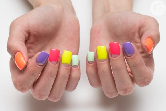 Unhas coloridas: a técnica da meia-lua combina bem as 'Skittles Nails' e podem ser acompanhadas de formas abstratas e até pedrinhas de strass