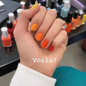 Bruna Marquezine exibe as unhas multicoloridas em post do Instagram Stories