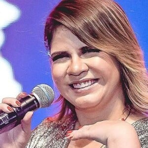 Grávida glow! Marília Mendonça evidencia barriga com macacão prateado em show no Rio de Janeiro na noite de sexta-feira, dia 30 de agosto de 2019