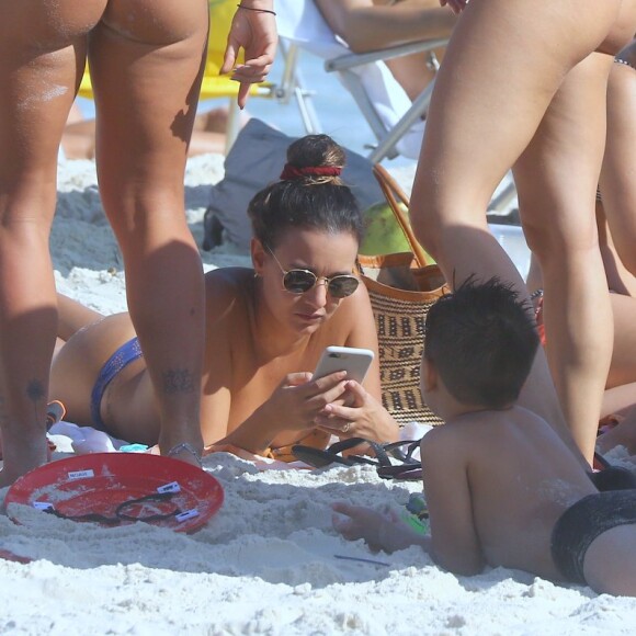 Isis Valverde conversa com amigas em praia no Rio
