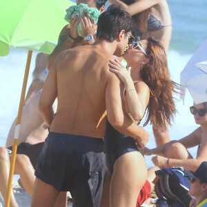 Isis Valverde e o marido, André Resende, trocam beijos em praia