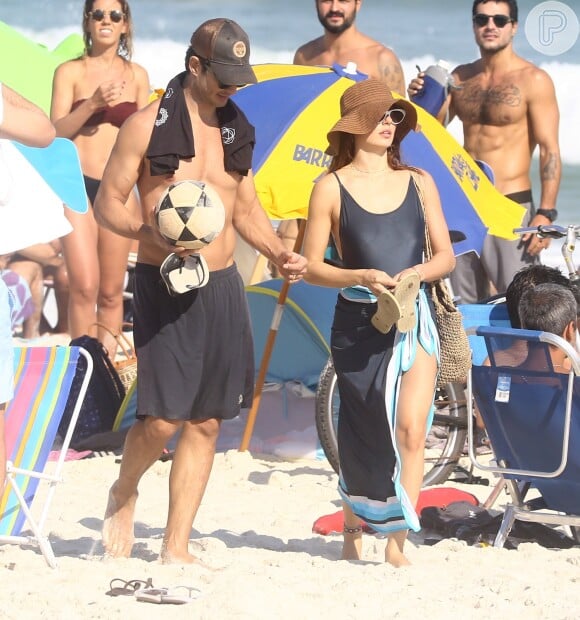Isis Valverde e o marido, André Resende, deixam praia da Barra da Tijuca no Rio de Janeiro