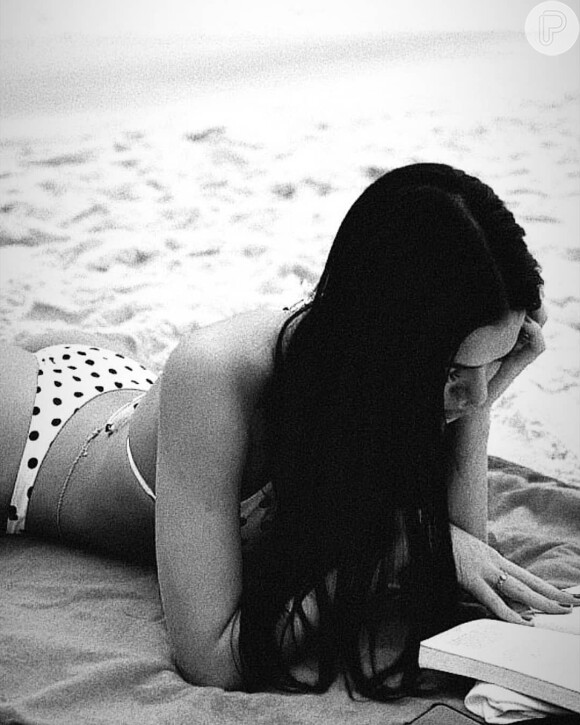 Bruna Marquezine apostou em biquíni cortininha de estampa poá e pratica leitura em ida à praia