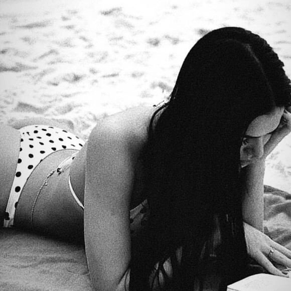 Bruna Marquezine apostou em biquíni cortininha de estampa poá e pratica leitura em ida à praia