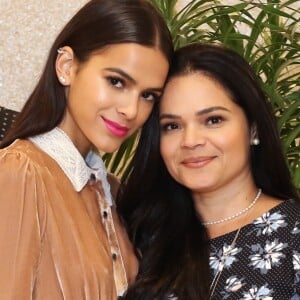 Mãe de Bruna Marquezine, Neide Maia fez os registros de Bruna Marquezine em ida à praia (vídeos na matéria)