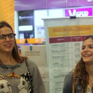 Irmã caçula de Bruna Marquezine, Luana Marquezine, de 16 anos, curtiu praia com a família