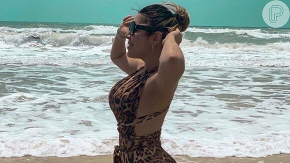 Naiara Azevedo usou maiô com trend animal print em praia nesta terça-feira, 3 de setembro de 2019