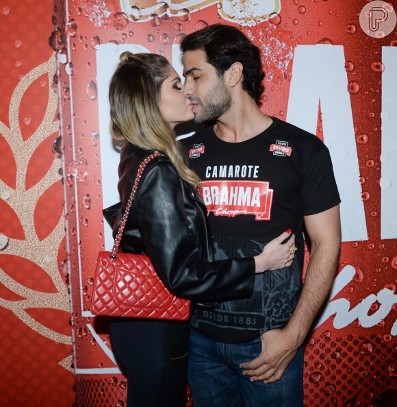 Bárbara Evans e Gustavo Theodoro trocaram beijos na festa do Peão de Barretos