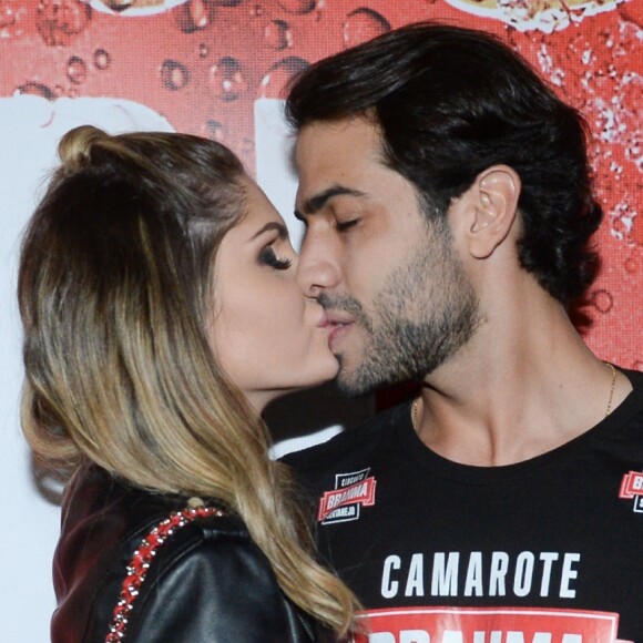 Bárbara Evans e Gustavo Theodoro trocaram beijos na festa do Peão de Barretos
