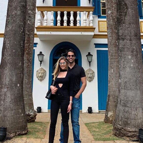 Bárbara Evans e Gustavo Theodoro visitaram a fazenda que servirá para receber o casamento deles. Estacionamento tem capacidade para 1000 carros e salão pode abrigar 700 convidados