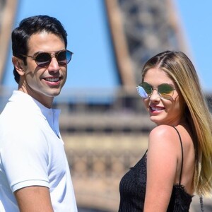 Bárbara Evans e Gustavo Theodoro ficaram noivos em Paris em julho de 2019