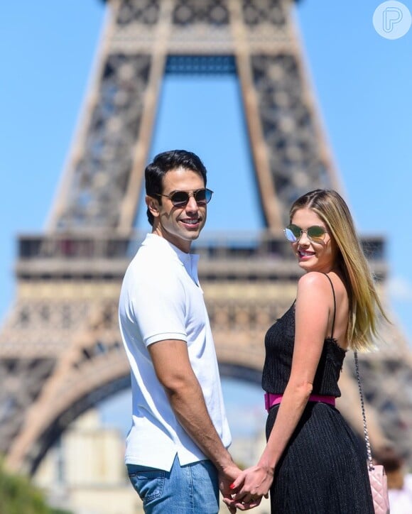 Bárbara Evans e Gustavo Theodoro ficaram noivos em Paris em julho de 2019