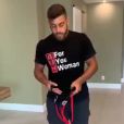 Agachamento com elástico: Rodrigo Lourenço ensina passo a passo em vídeo! O exercício faz parte do programa For You Woman
