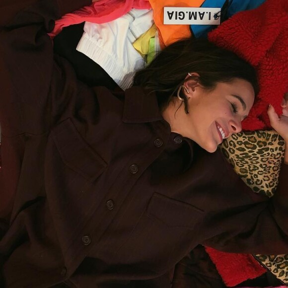 Bruna Marquezine possui móveis coloridos e tapete P&B gigante na sala de sua mansão