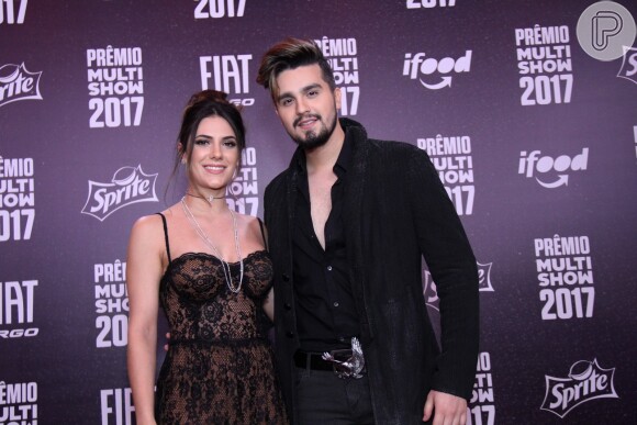 Luan Santana anunciou casamento com Jade Magalhães após 12 anos de namoro