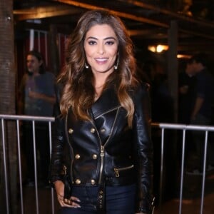 Juliana Paes espanta frio com jeans e jaqueta de couro em espaço carioca