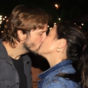 Adriana Esteves e Vladimir Brichta curtiram show de Mart'nália aos beijos neste domingo, 8 de setembro de 2019