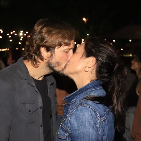 Adriana Esteves e Vladimir Brichta curtiram show de Mart'nália aos beijos neste domingo, 8 de setembro de 2019