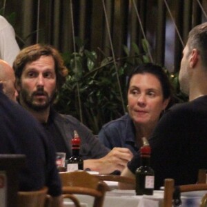 Adriana Esteves e Vladimir Brichta jantaram com amigos em restaurante do Rio de Janeiro após curtirem show de Mart'nália