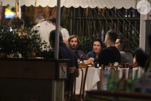 Adriana Esteves e Vladimir Brichta jantaram com amigos em restaurante do Rio de Janeiro após curtirem show de Mart'nália