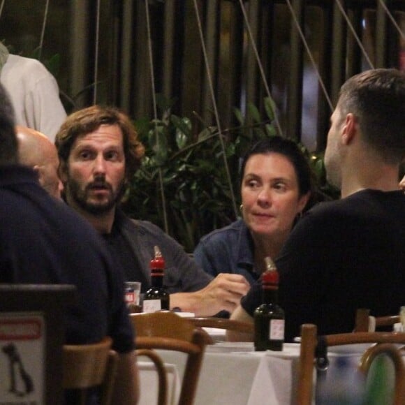 Adriana Esteves e Vladimir Brichta jantaram com amigos em restaurante do Rio de Janeiro após curtirem show de Mart'nália