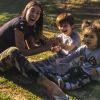 Filhos de Adriana Sant'Anna, Rodrigo e Linda apareceram em vídeo com a mãe